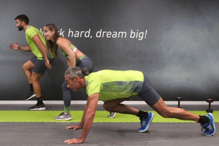 Whitefit vesteix als entrenadors de Caldea